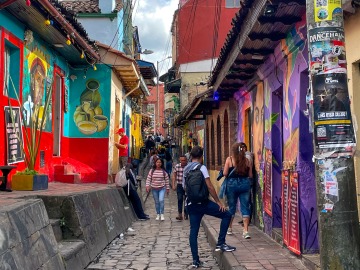 Camino estrecho con murales - Diana Carolina Ramos